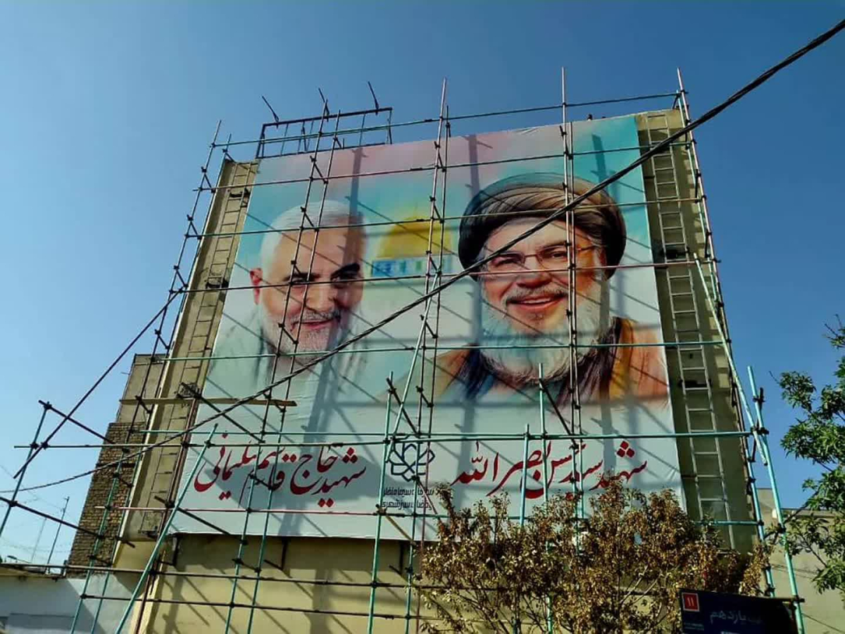 ترویج فرهنگ ایثار و شهادت در سیمای شهری قم با اجرای قاب‌نگاره‌های شهدا